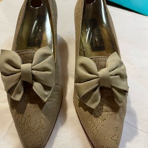 Vintage Roland Cartier beige/gold Italian leather embossed 2” heel ladie…